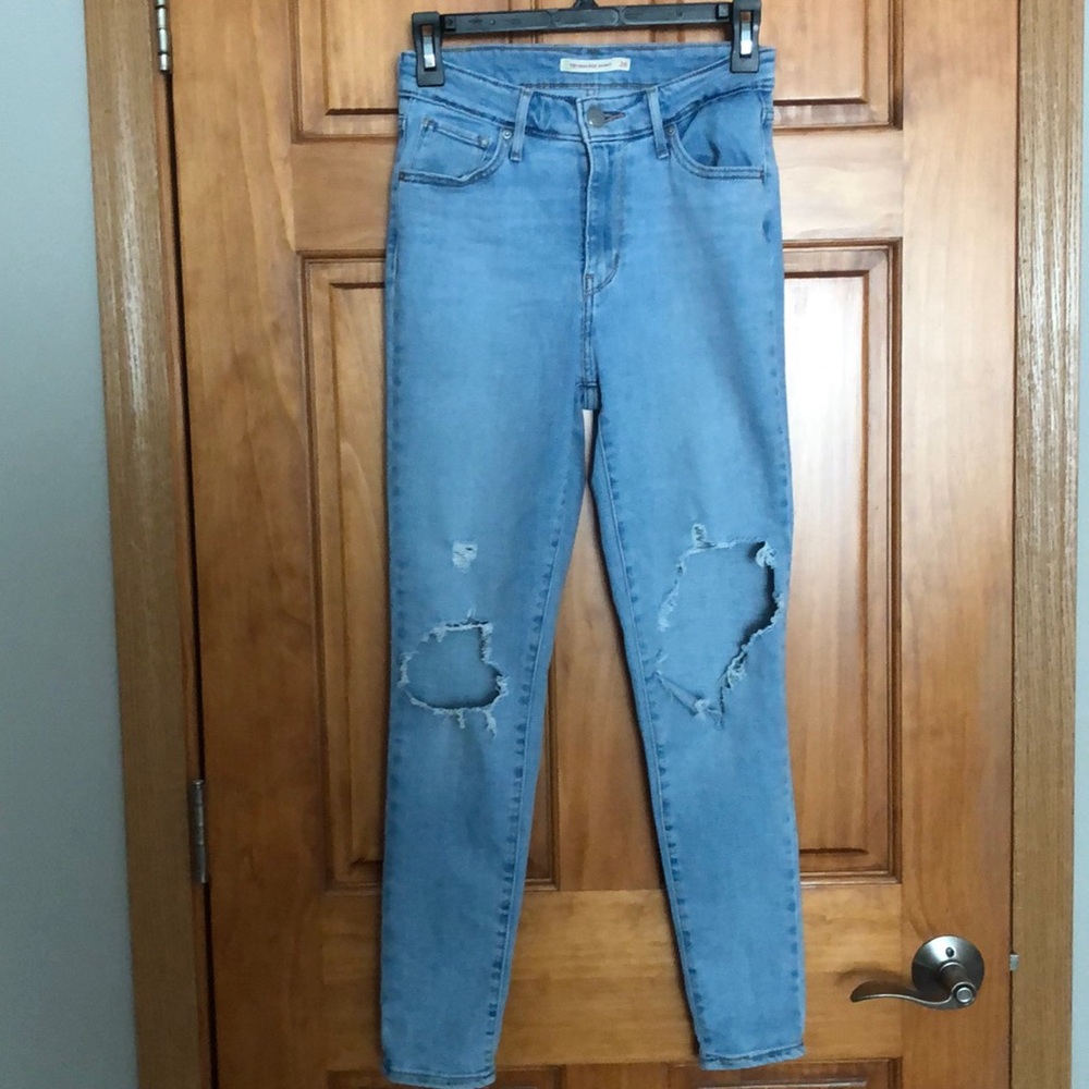 Signature by Levi’s 721 High Rise Skinny Distressed Women’s Jean Size 26